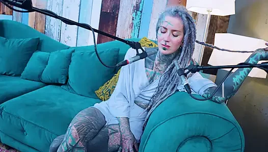 Я говорю о J - Jelousy - подкаст ASMR, SFW говорит готессу, худенькая девушка дредки татуированная модель, татуированная девушка