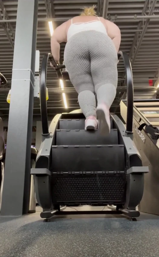 Kamu mau bantu nglatih aku di gym atau malah nonton pantatku goyang-goyang?