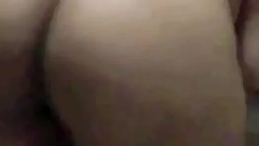 Gadis besar desi menunjukkan ketiak & meraba