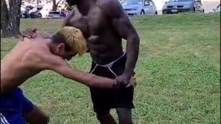 Sexig kamp mellan killar och den svarta killen stannar i hans under