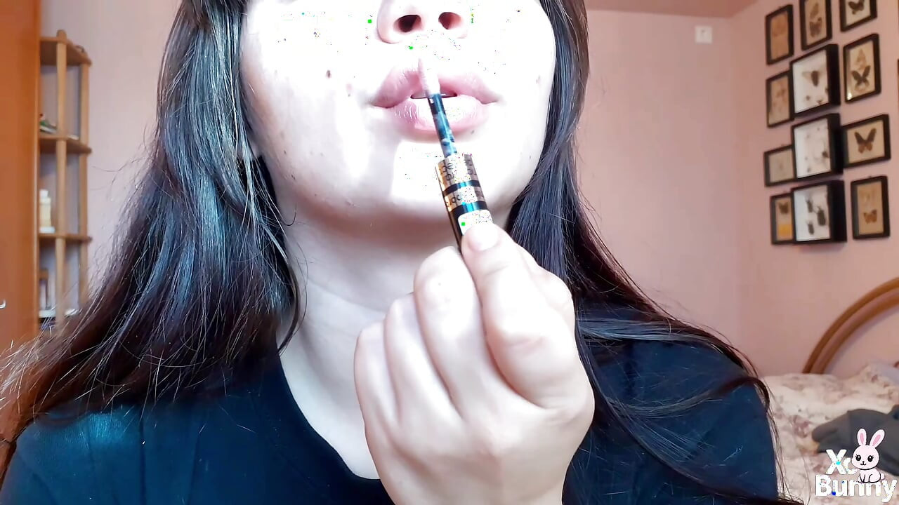 Buze mari delicioase cu mănuși de buze naturale care fumează țigară