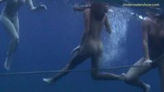 3 seksi kız denizde yüzüyor ve eğleniyor