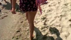 Ludzie oglądają seks na plaży - publiczny spacer cum