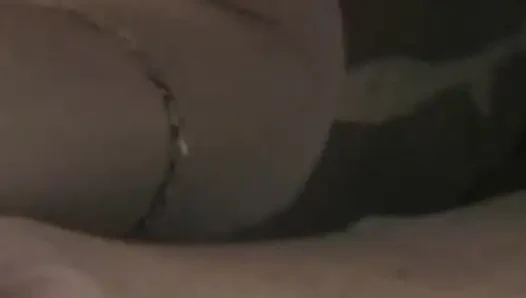 Neckende verführerin strippt langsam