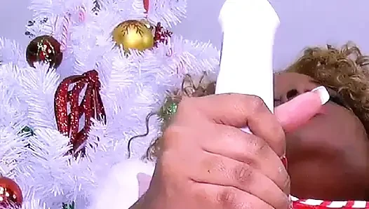 Neuling Nina rivera spielt mit ihrem neuen Spielzeug unter dem weihnachtsbaum