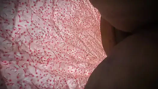 Sexy hübsches mädchen aus mumbai putzt ihr zimmer ohne hose und sie versucht, ihn zu verführen, um harten sex zu bekommen