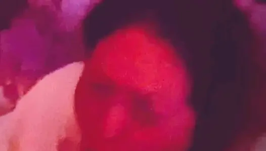 Aku nyepong pacarku waktu suamiku lagi asik nyepong kontolku.