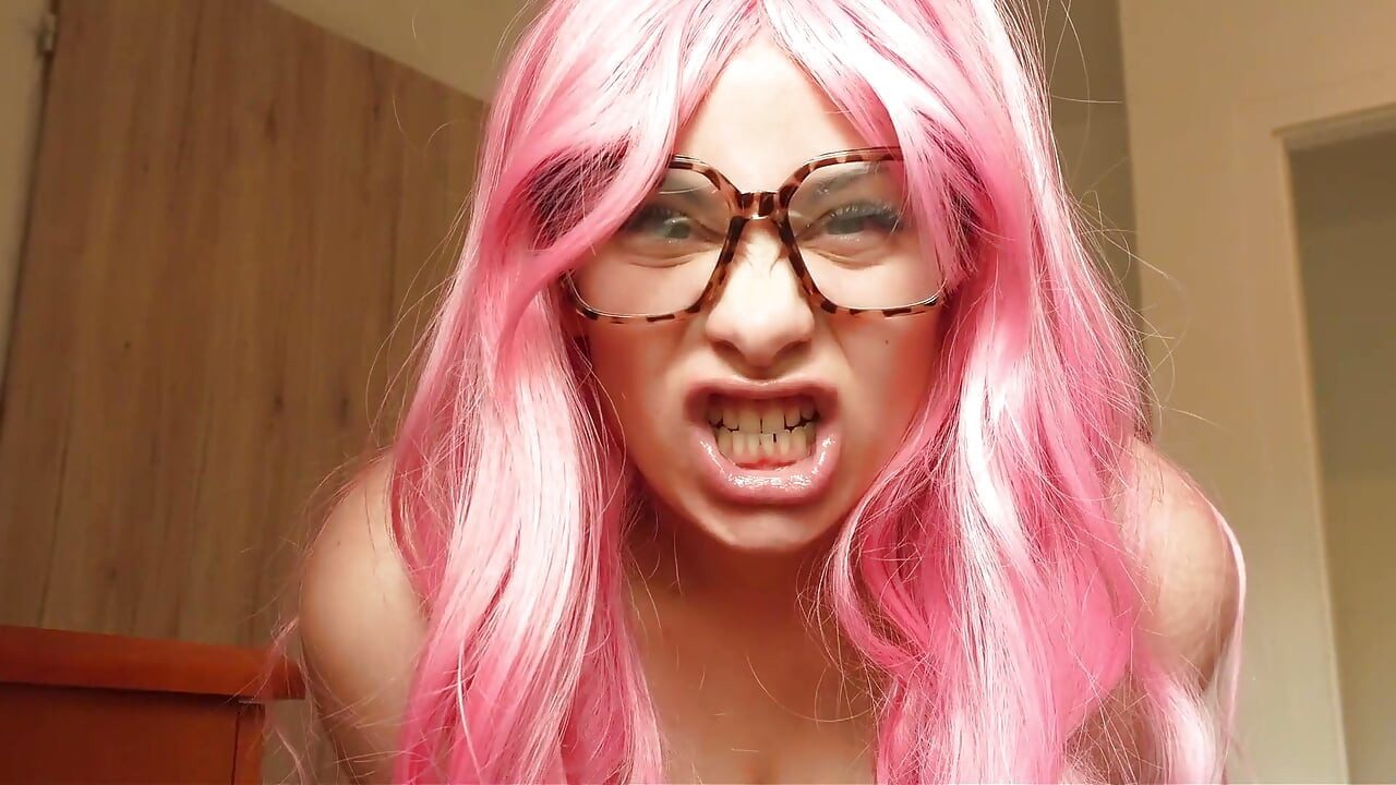 Nagmumukha akong tanga habang sinisipsip at hinahagod ko ang maliit mong titi, panoorin mo kung paano ko ginagawa ang mga ahegao faces at nakakatawang ekspresyon