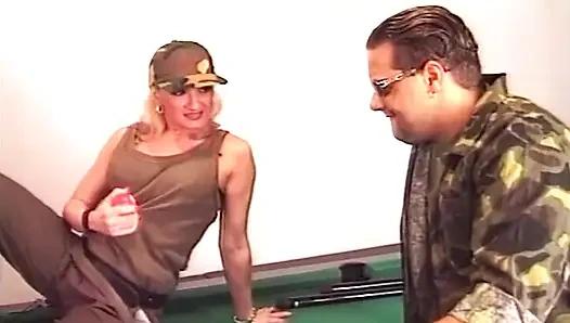 Azgın orta yaşlı seksi kadın yoğun bilardo masasından ıslanıyor