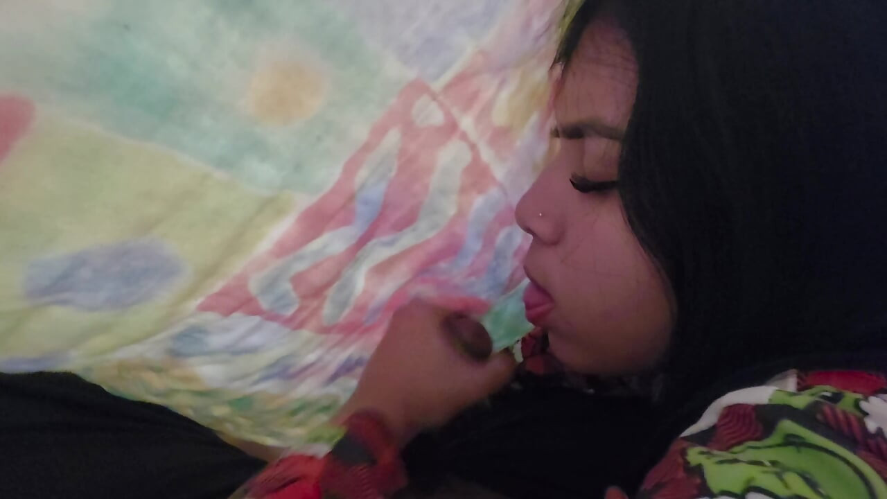 Sara sodi chupa su polla debajo de la sabana y después pide que le den verga en cuatro