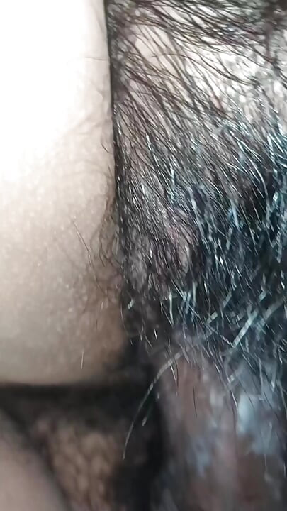 Close-up de uma buceta peluda e cremosa