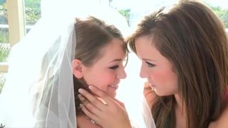 Bruid heeft een lesbisch viertal met haar bruidsmeisjes