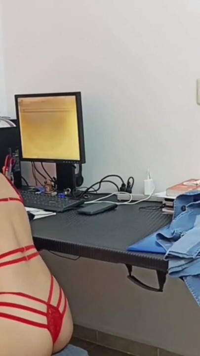 Moją codzienną misją jest ssanie twojego kutasa rano, w południe i wieczorem. Po prostu nie da się inaczej. | Klip 1