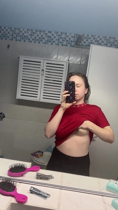 乳房被广泛呵护和润滑