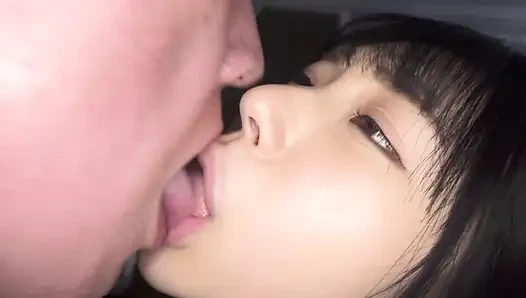 Gerginlik patlak verene kadar herkesin içinde öpüşüyor