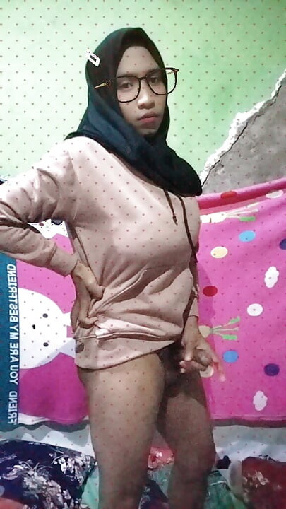 Beautiful and fun shemale masturbating alone