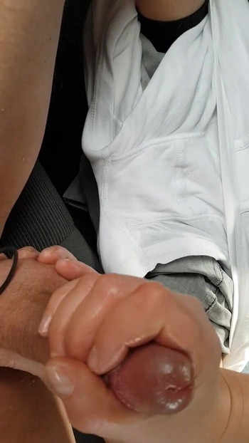 Abspritzen im auto | Clip 1