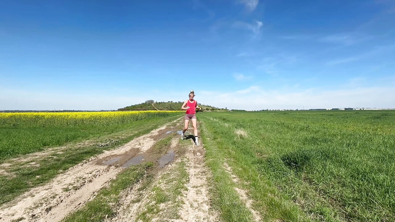 Ha kul på huvan med en dildo i skogen