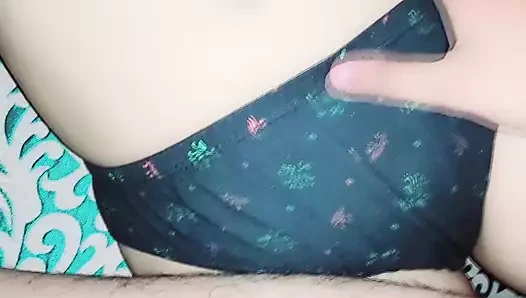 Desi bhabhi bahar thi tabhi vaha usaka padoshi aya or bhabhi ko chod diya