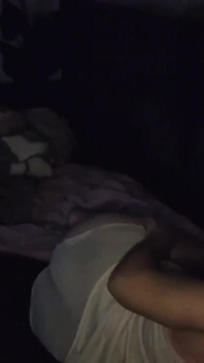 "젊은 이들과 소파를 공유하는 음란한 밀프! 집에서 주말을 보내게 된 젊은 남자, 그녀는"