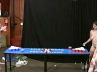 和johnny、joe、kat和daisy一起玩啤酒乒乓球