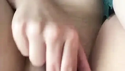 Vanessa18 plays with her pussy