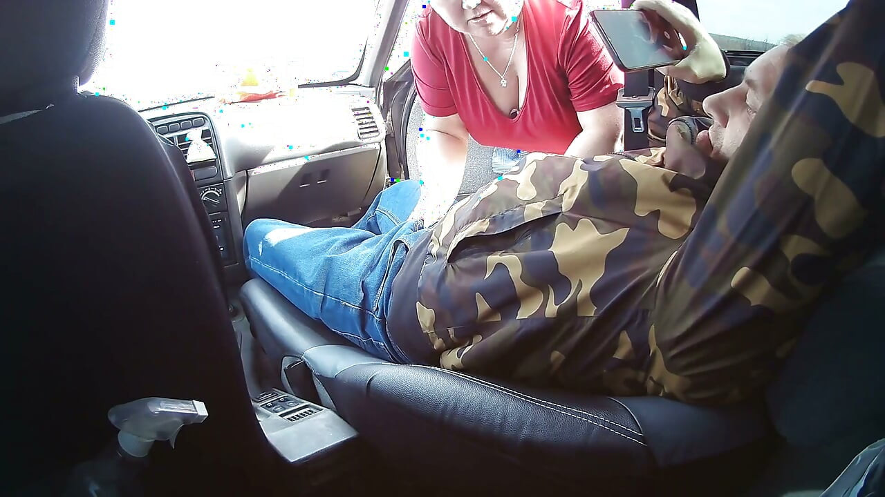Een vriend geeft me plezier in de auto