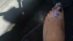 Joana HD видео, показывающее член, ноги и каблуки