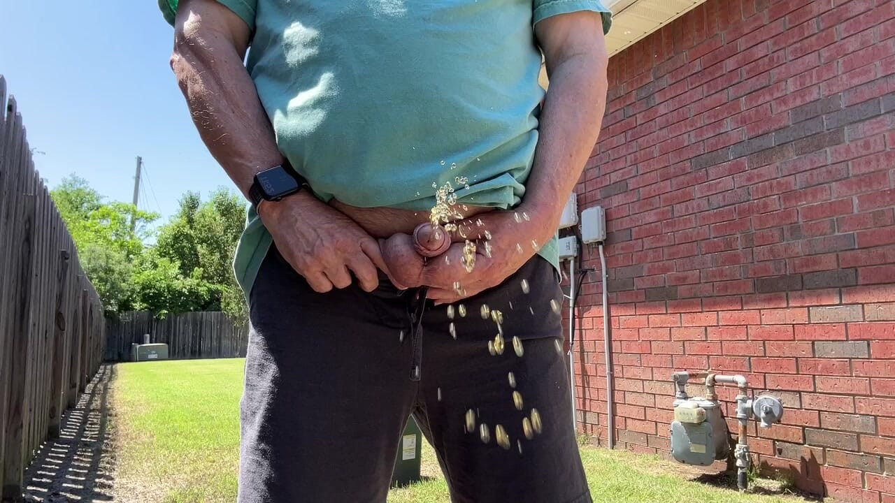 Pissing Outdoors in the Sunshine