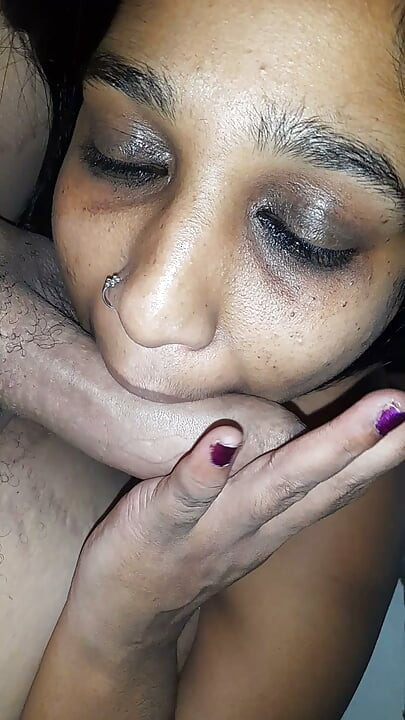 MILF indienne plantureuse : footjob et pipe