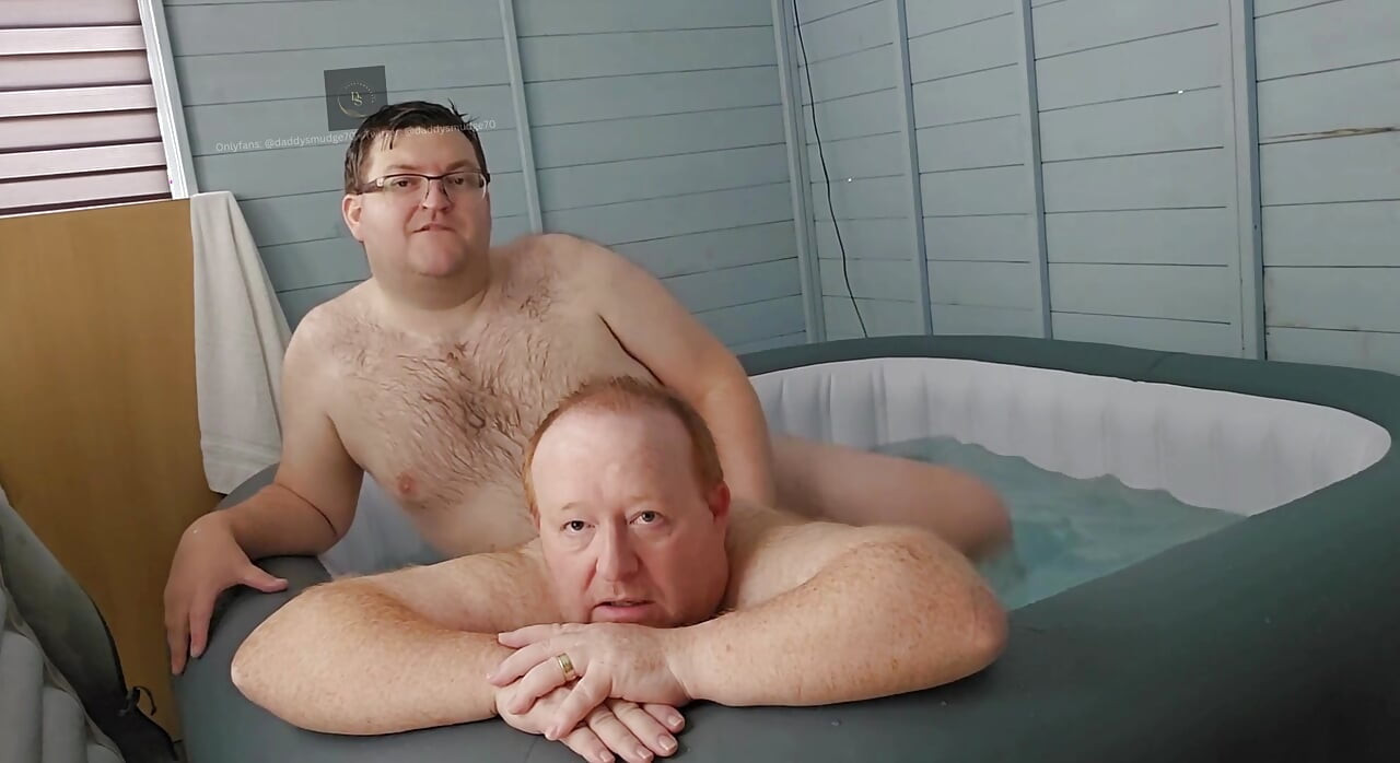 Gay jebe susjedu u hidromasažnoj kadi