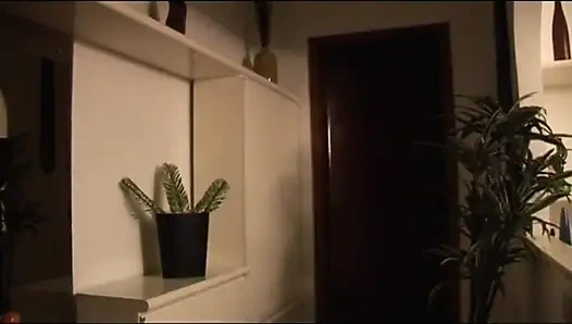 Милфа-блондинка с большими сиськами обожает молодой член в киске