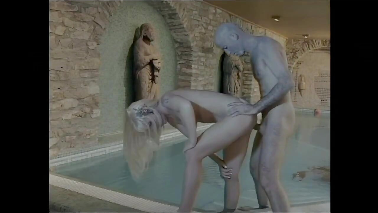 Pool men mukh-maithun aur guda