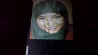 Камшот на лицо монстра в хиджабе Nabeelah