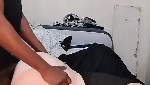 Tembakan punggung mengarah ke mani muncrat ke seluruh memeknya yang cantik!