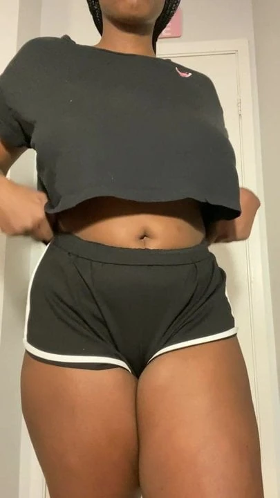 Yummy black girl shows her stuff