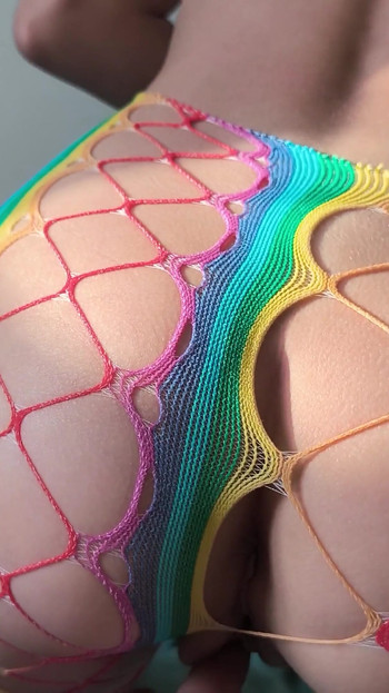 Saya benarkan abang tiri mengagumi badan saya, dia mengikuti garis besar pepek dara saya dan melancapnya | Klip 1