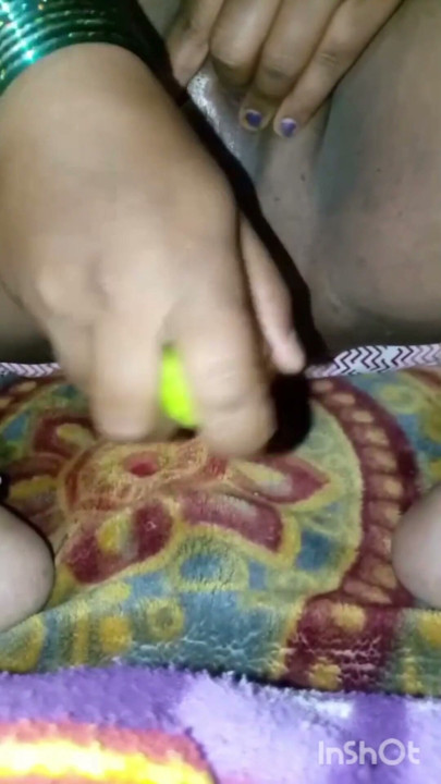 Today, Savita Bhabhi completely emptied her vagina of all its fluids. | Clip 1