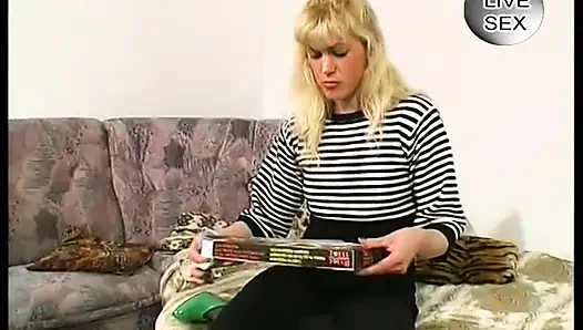 Bestrumpfte blonde hure gefistet, bevor sie hart fickte