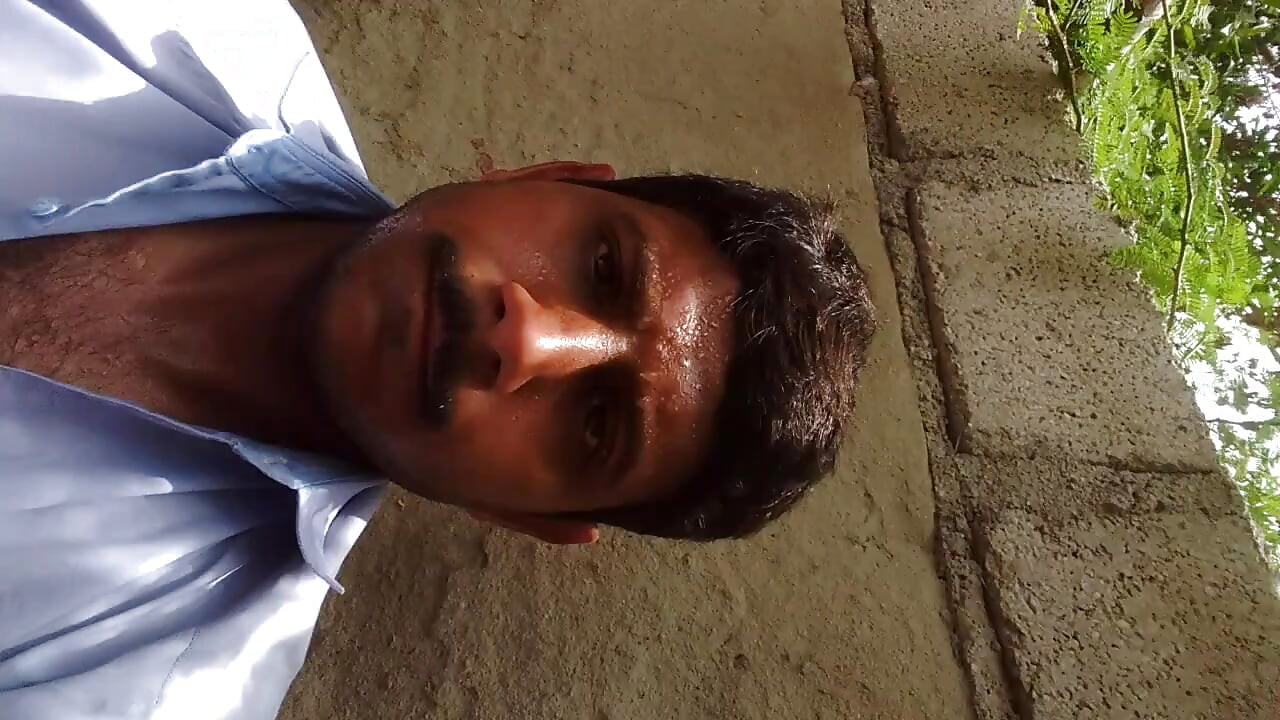 Yakışıklı adam banyoda yağlı tenli.