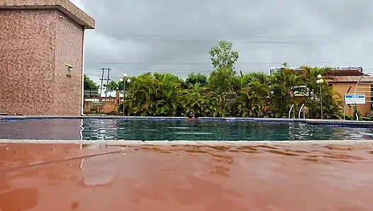 Sperma schwimmen im pool, harter sex im wasser, doppelter orgasmus