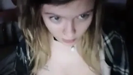 Une fille se fait prendre par une webcam - partie 54 (gros seins)