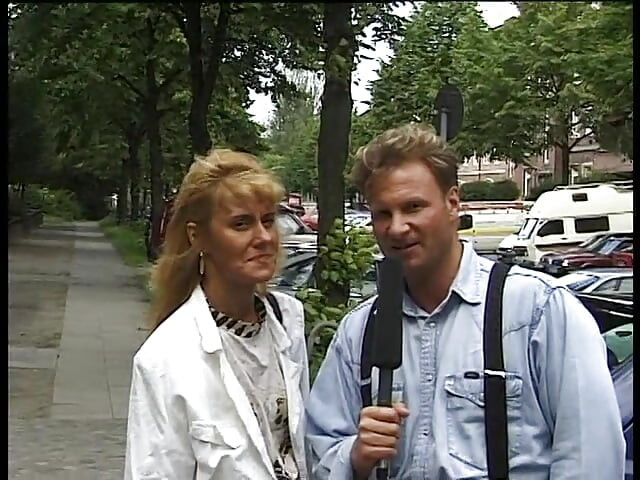 Loira milf dando uma entrevista