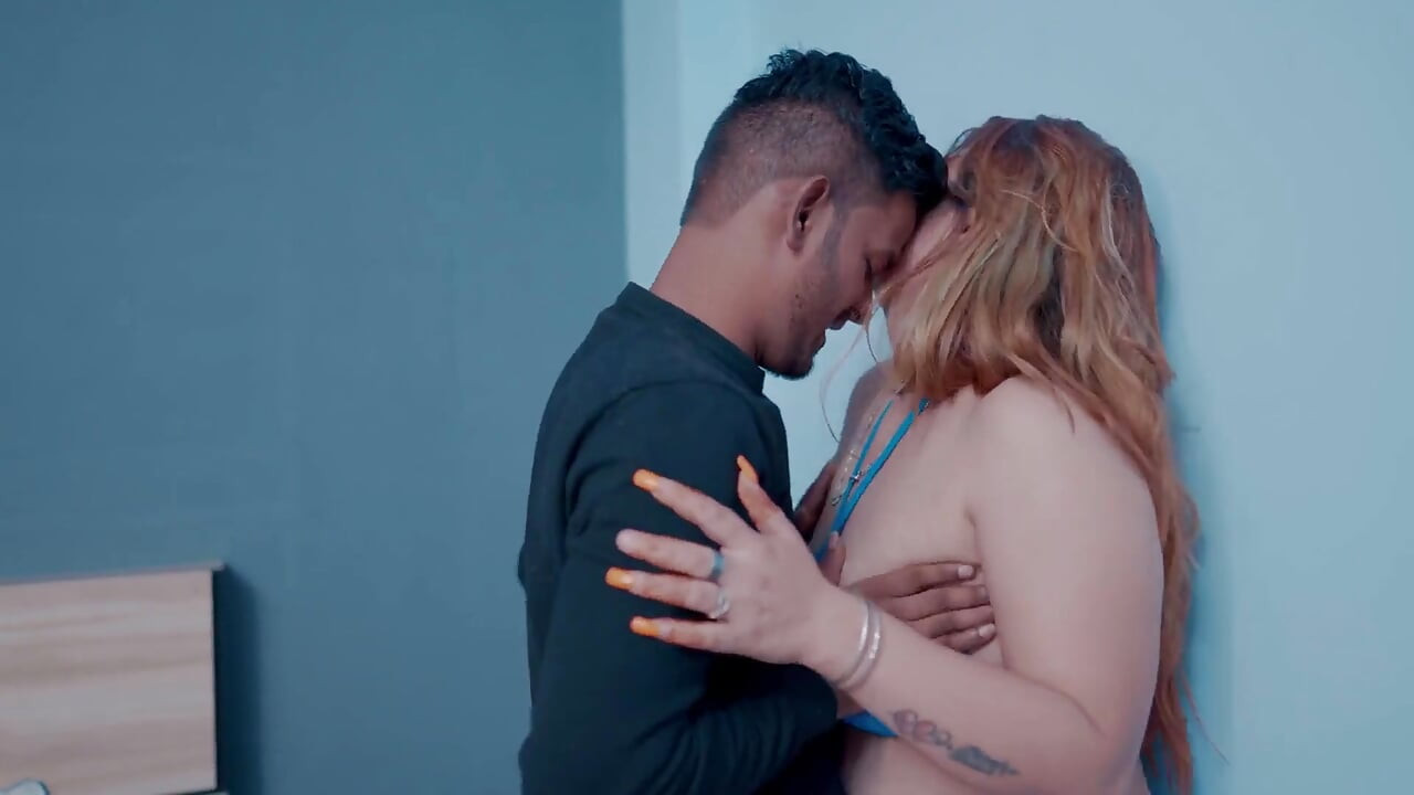 Adik tiri super hot menggoda abang tirinya di kamar pribadi