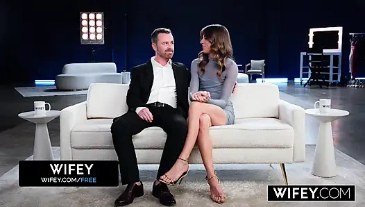 Женушка сногсшибательная подтянутая хотвайф Jessie растягивается большим черным членом перед муженьком