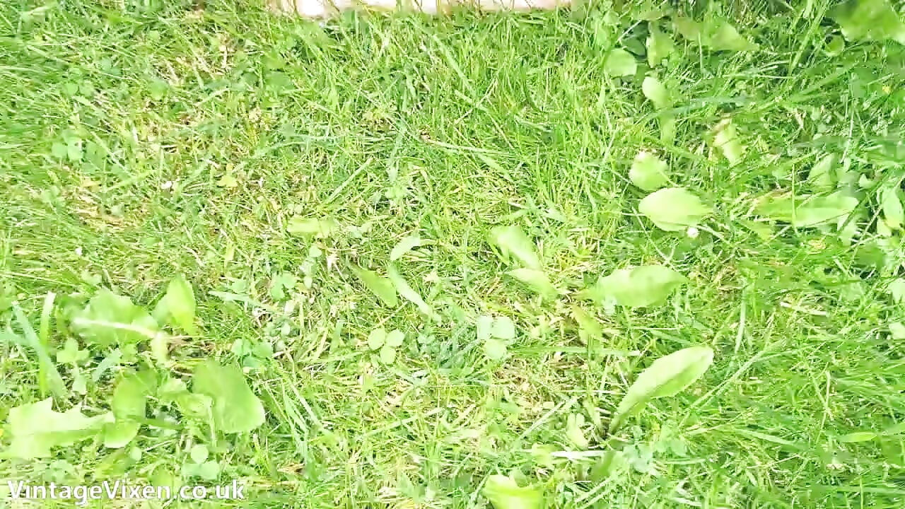 Reife amateur-bBW-hausfrau tendiert zu ihren pflanzen und ihrer muschi