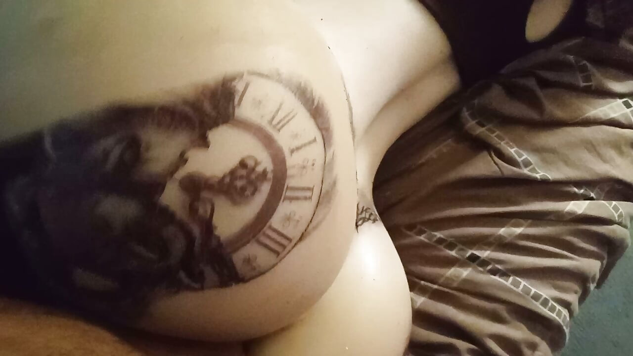 "Booty-Full " Tetovirana, (Asian X Bunnie)...Voljela bi je u guzicu !!