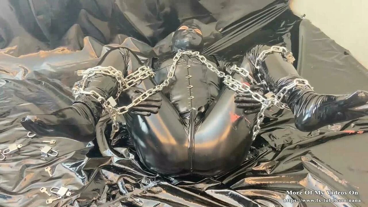 Shiny body bondage a catena
