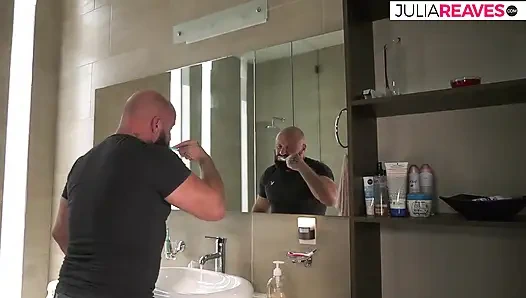 Gadis sange ini nyepong kontol pacarnya sebelum dientot habis-habisan sampai dicrot di dalam di kamar mandi