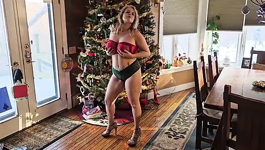 Mommy Housewife HUGE Tits and Big Ass at Christmas ONLY FANS Mature MILF